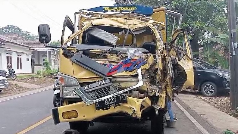 Kecelakaan 2 Truk Di Jalan Rangkasbitung Pandeglang Kernet Tewas Terjepit