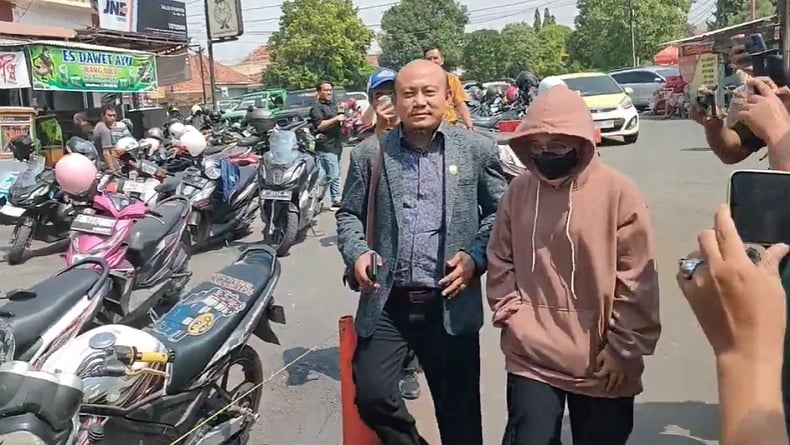 Mengenakan Sweter Dan Masker Hitam Lusiana Adik Pegi Tiba Di Polres