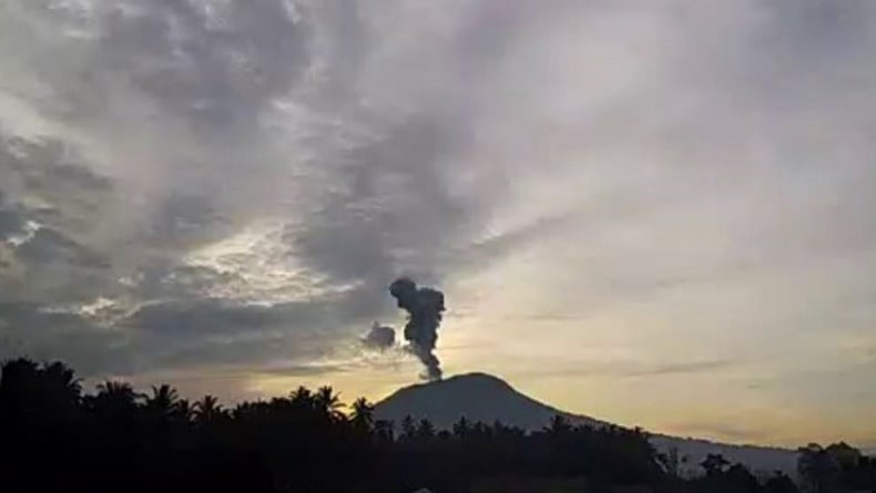 Gunung Ibu Kembali Erupsi Pagi Ini Luncurkan Abu Vulkanik Meter