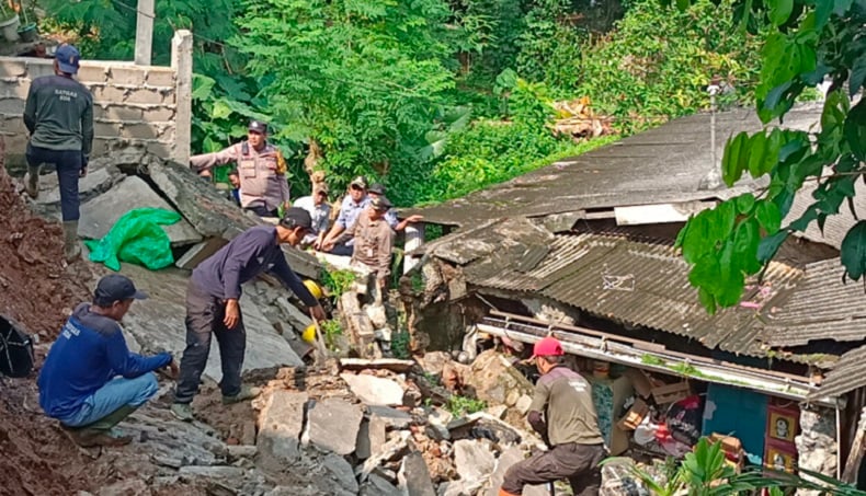 Longsor Di Depok Timpa 2 Rumah Dan 2 Motor Warga Sempat Dengar Gemuruh