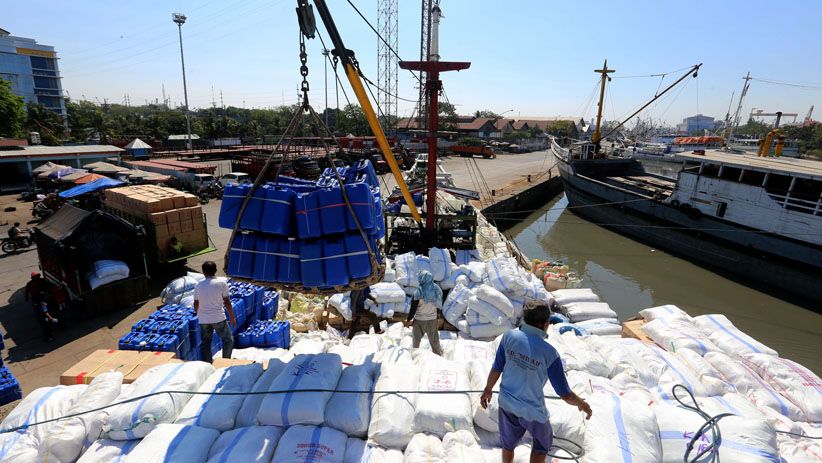 Kapal Tertahan Di Pelabuhan Kalimas Akibat Gelombang Tinggi