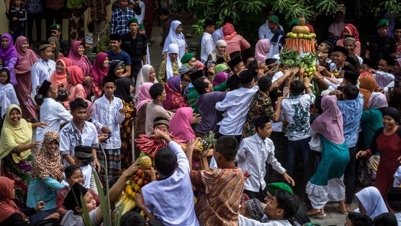 Ribuan Warga Berebut Gunungan Hasil Bumi Saat Grebeg Suro Girikusumo