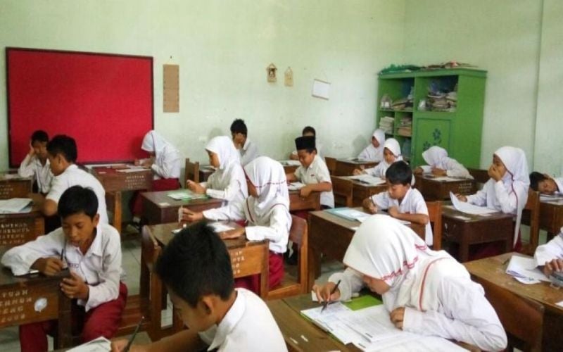 Dukung Putusan MK soal Gratiskan SD-SMP Swasta, DPR Singgung Revisi Kebijakan BOS 