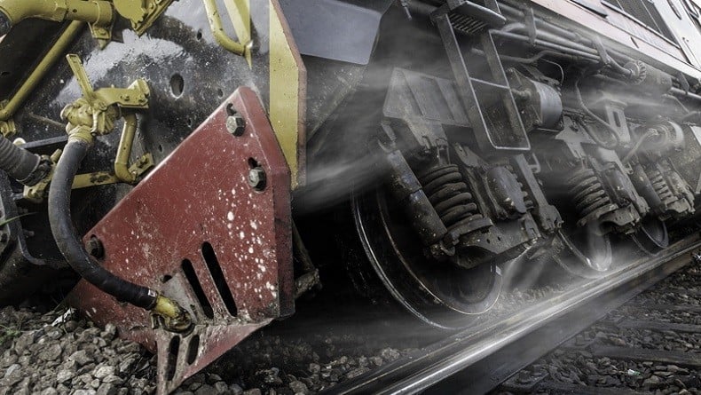 Ngeri! Pemotor Tewas Tertabrak Kereta Api di Bandar Lampung, Tubuh Terbelah Dua