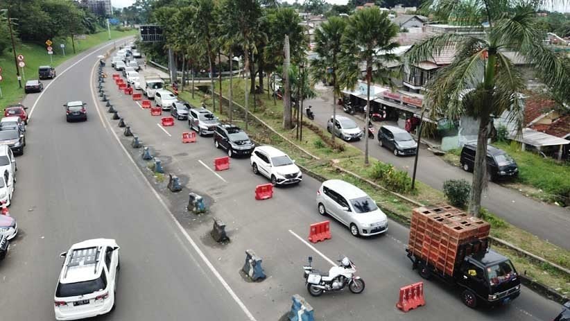 Jalur Puncak Bogor Oneway Arah Jakarta, Sejumlah Kendaraan Tertahan di Simpang Gadong