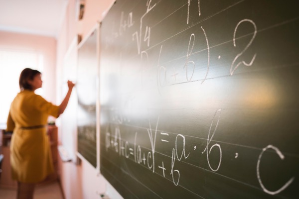 Miris, Survei IDEAS Ungkap 74 Persen Guru Honorer Dibayar di Bawah Rp2 Juta per Bulan