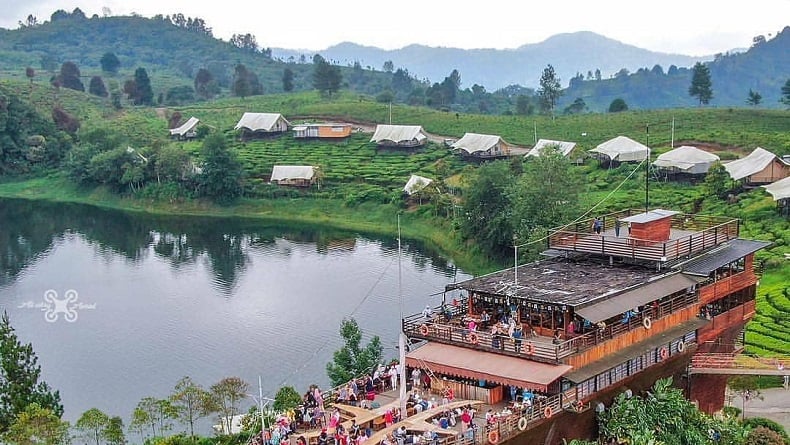 10 Rekomendasi Glamping di Bandung,  Asyiknya Kemah di Pinggir Danau Bareng Keluarga!