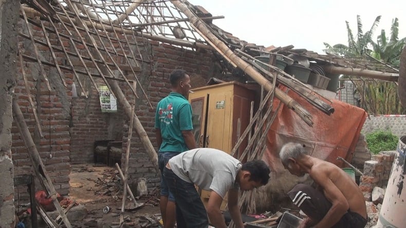 Rumah di Serang Ambruk Timpa Ibu-2 Balita saat Hujan Deras, 1 Tewas