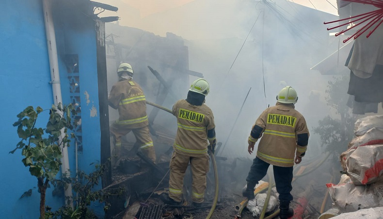 Kebakaran Rumah dan Pabrik di Manggarai Berhasil Dipadamkan, Tak Ada Korban