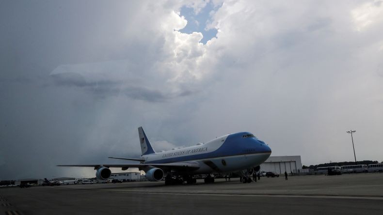 Ikuti Selera Trump, Warna Pesawat Air Force One Bakal Diubah Jadi Biru-Merah-Emas
