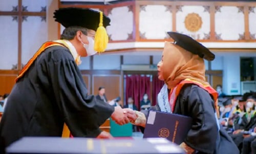 Ucapan Wisuda Singkat Bermakna untuk Teman dan Sahabat Tercinta