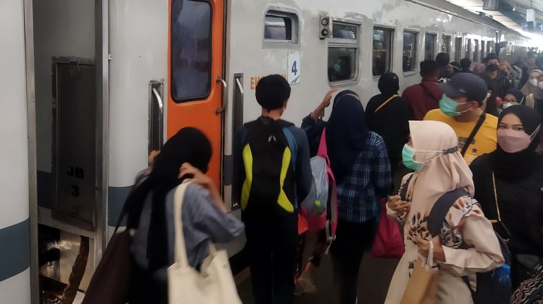 KA Gajayana Tabrak Minibus di Indramayu, 2 Perjalanan Kereta di Stasiun Malang Terlambat