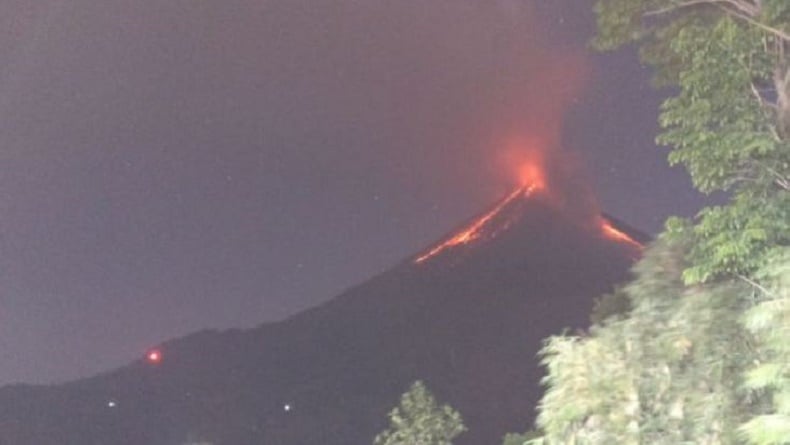 Aktivitas Gunung Karangetang Meningkat, Semburkan Guguran Lava Pijar Sejauh 700 Meter