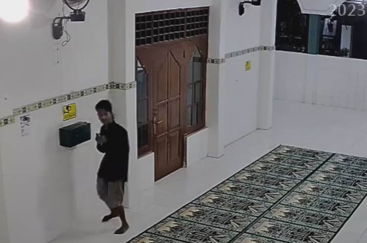 Pria Curi Uang Infak Masjid di Bantul Terekam CCTV, Modus Selotip Lidi