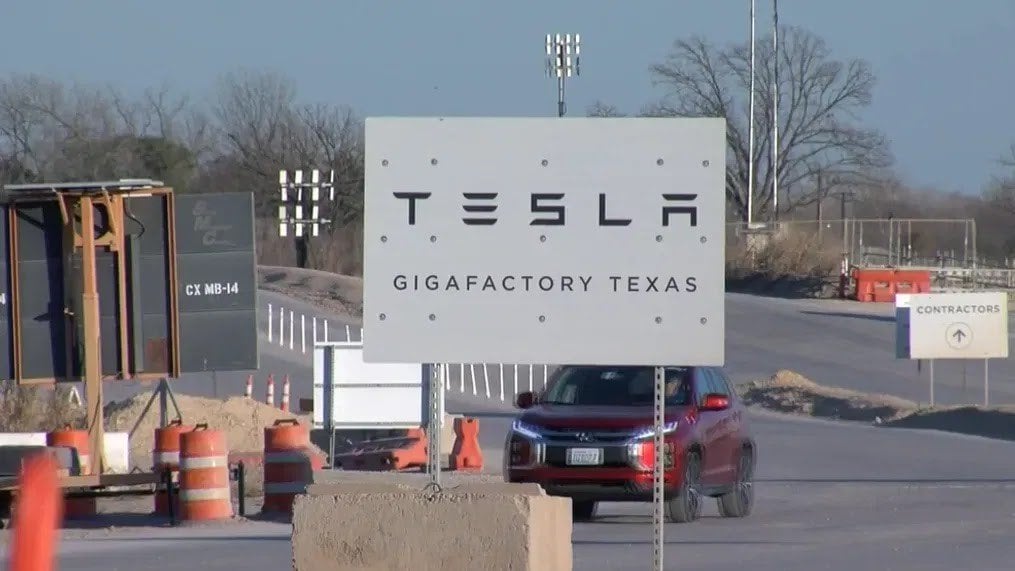 Luhut Ungkap Tesla Batal Bangun Pabrik di RI, Apa Alasannya?   