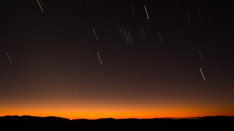 Heboh Benda Diduga Meteor Melintas di Langit Depok, BRIN: Fenomena Alam Biasa