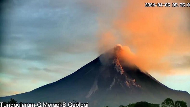 Gunung Merapi Luncurkan 15 Kali Guguran Lava Pijar Sejauh 1.800 Meter
