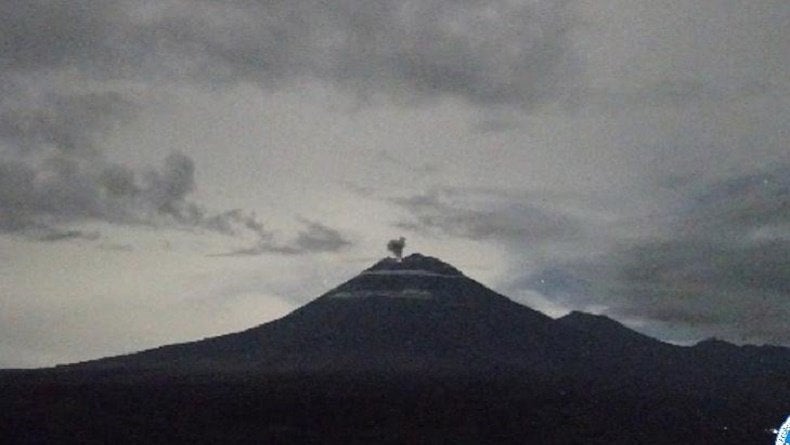 Gunung Semeru Erupsi Malam Ini, Semburkan Abu Vulkanis Setinggi 900 Meter