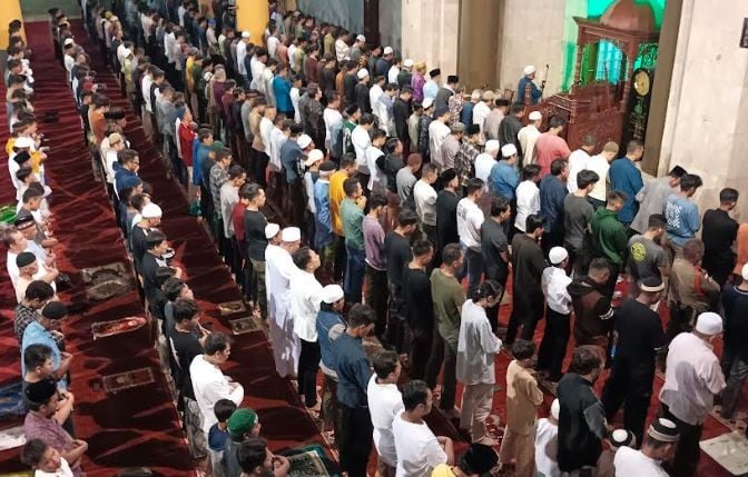 Tata Cara Shalat Tarawih 11 Rakaat 4 4 3, Lengkap Bacaan Niat & Doa Witir