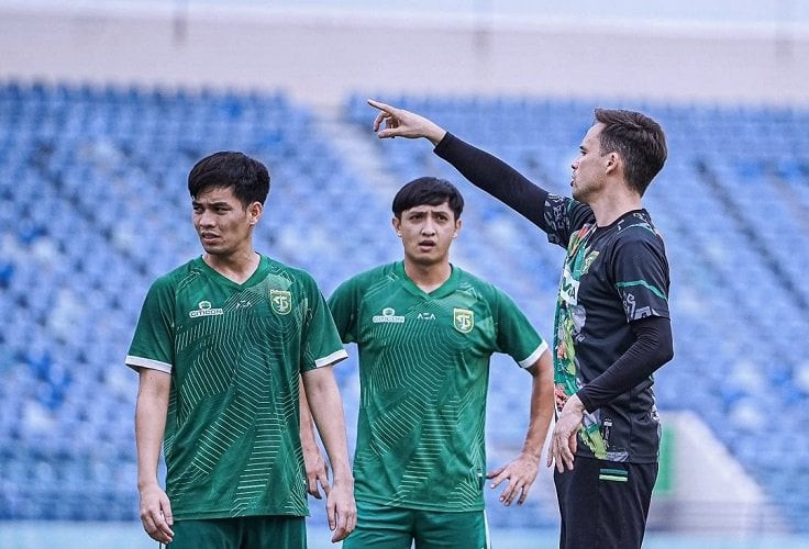 Persebaya Puncaki Klasemen Liga 1 2024-2025, Apa Rahasia Paul Munster Bangunkan Raksasa Tidur?