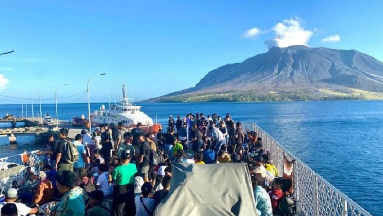 Siaga Tsunami, 2 Pulau di Sitaro Dikosongkan Imbas Erupsi Gunung Ruang