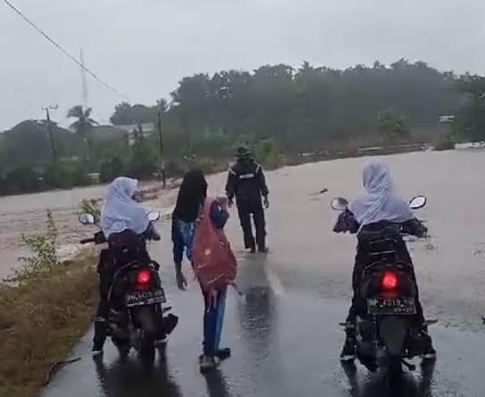 Banjir Terjang 4 Desa di Bone usai Diguyur Hujan Berjam-Jam, Akses Jalan Terputus