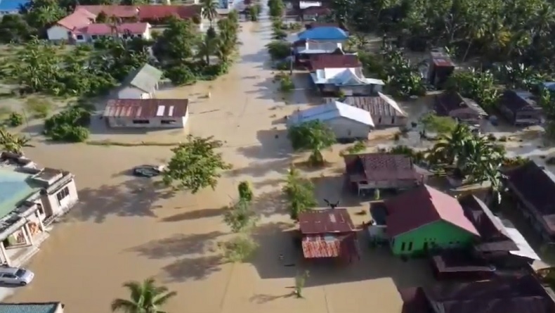 Aktivitas Warga Luwu Lumpuh akibat Banjir, Akses Gunakan Perahu