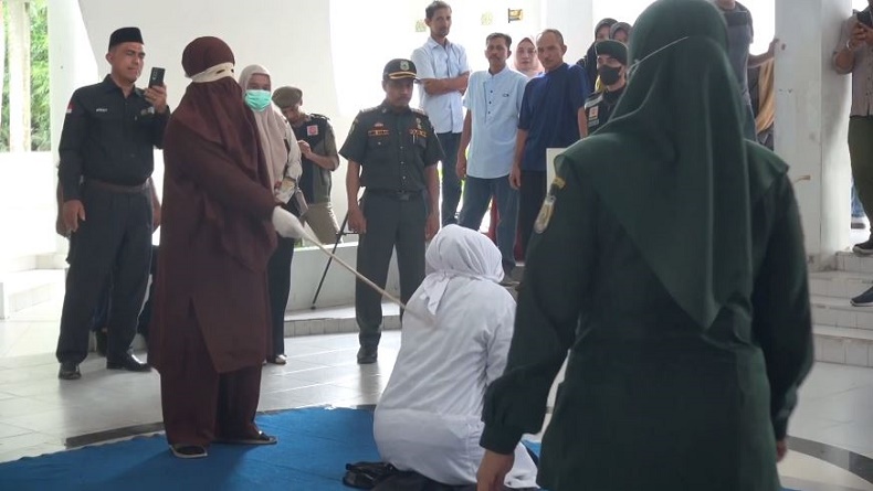 2 Pasangan Mesum di Aceh Dihukum Cambuk, Perempuan Meringis Kesakitan