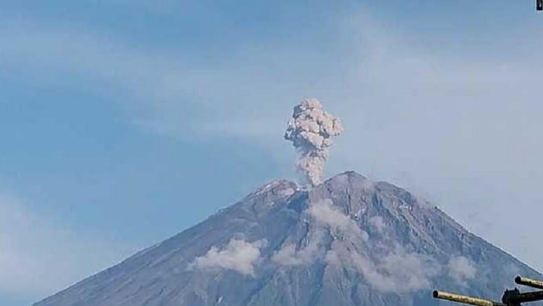 Gunung Semeru 4 Kali Erupsi sejak Tengah Malam, Semburkan Kolom Abu Setinggi 900 Meter