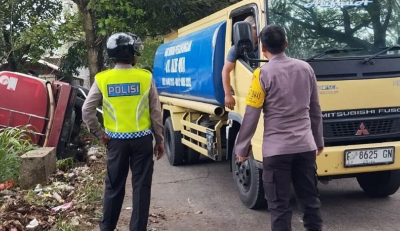 Truk Tangki Air Terguling di Sawangan Depok, Diduga Sopir Ngantuk