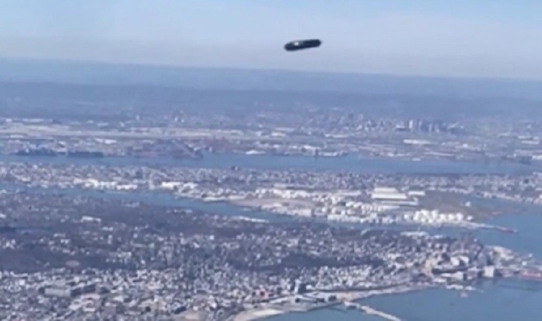 Benda Berbentuk Silider Diduga UFO Terbang di Atas New York City, Penumpang Pesawat Heboh