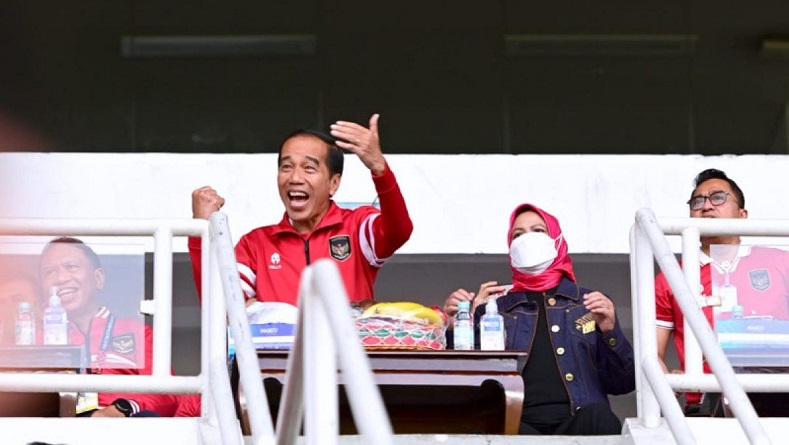 Jokowi Ajak Relawan Nobar Indonesia Vs Uzbekistan di Istana