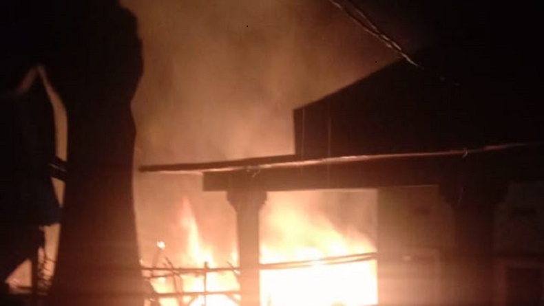 Tersambar Petir saat Hujan Deras, Rumah Warga Sukabumi Ludes Terbakar