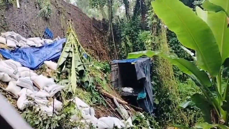 Tak Kuat Nanjak, Truk Penuh Muatan Terjun ke Jurang Timpa Rumah Warga di Gianyar