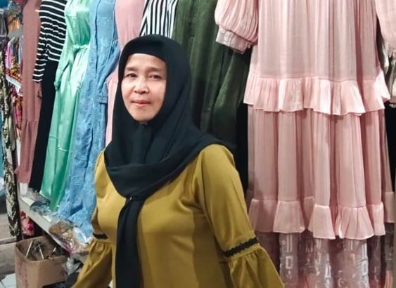 Perjuangan Titin Surtini Jualan Pakaian dari Keliling Kampung hingga Punya Toko