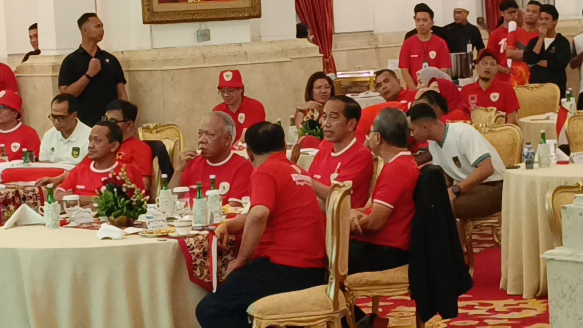 Momen Jokowi Antusias Nonton Timnas Bareng Menteri dan Relawan di Istana