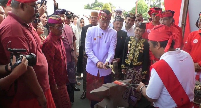 Seru! Sandiaga Uno Buka Festival Semarapura 2024 di Klungkung