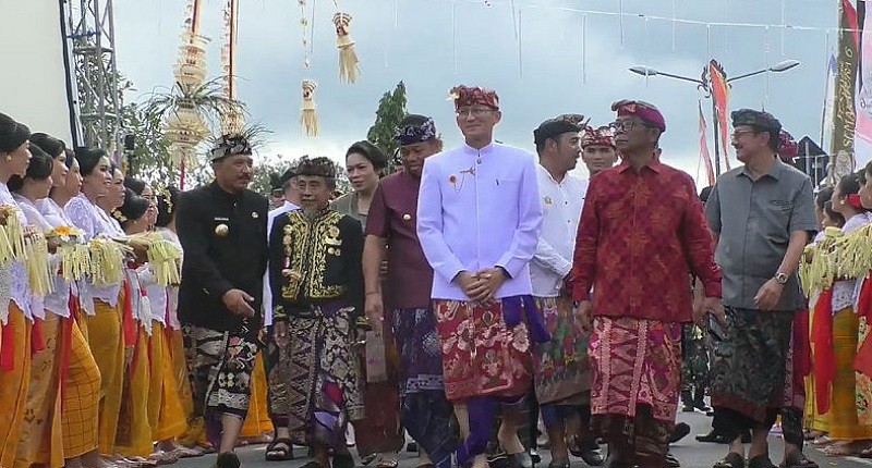 Sandiaga Uno Dapat Kehormatan Buat Keris di Festival Semarapura Klungkung Bali
