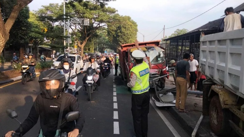 Truk Tabrak Lampu Jalan di Juanda Depok, Lalu Lintas Sempat Tersendat