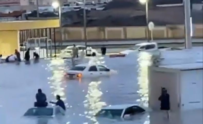 Penampakan Banjir Landa Madinah Rendam Mobil, Jemaah Khusyuk Ibadah di Masjid Nabawi