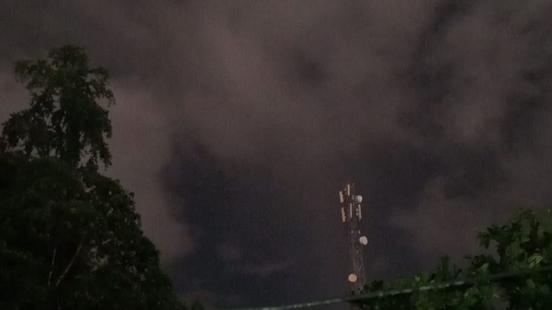 Abu Vulkanik Erupsi Gunung Ruang Selimuti Manado-Minahasa Utara, Sekolah Diliburkan