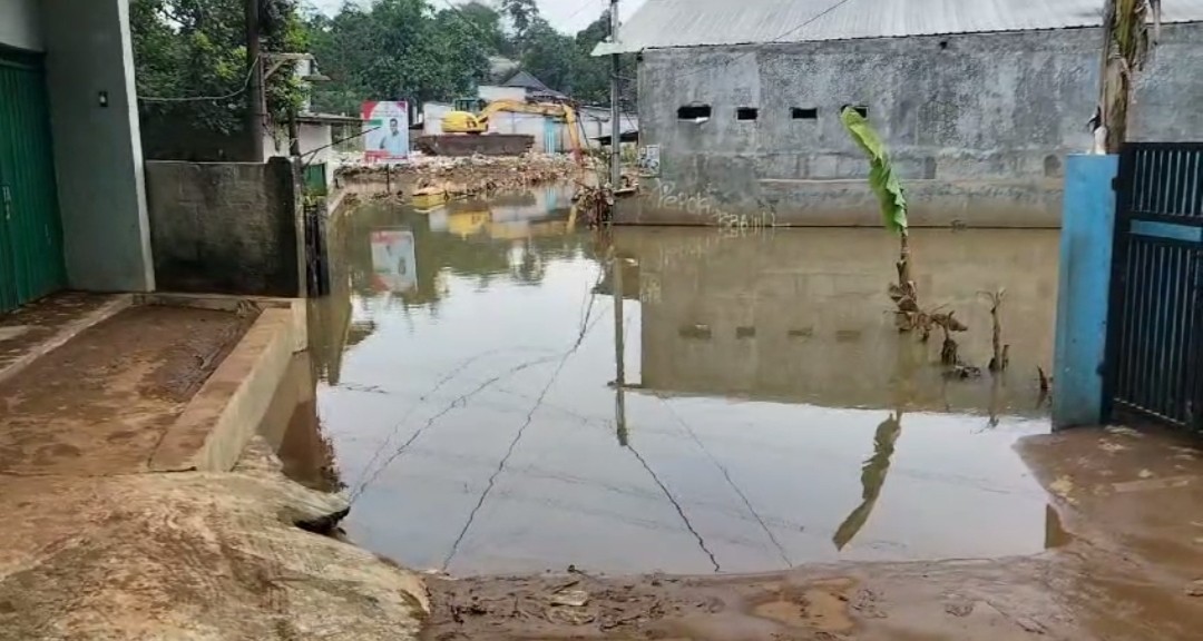 Banjir 4 Bulan Putus Akses Jalan Warga Kampung Bulang Depok