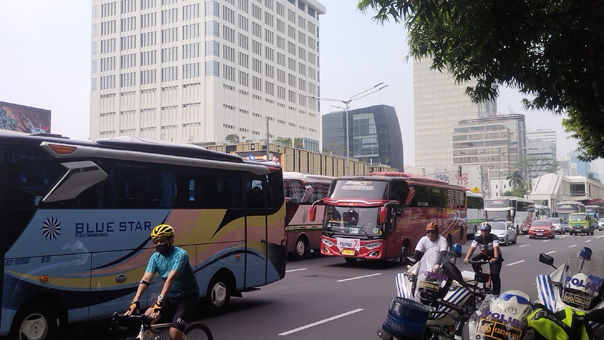 Bus dari Luar Kota Mulai Berdatangan Bawa Buruh jelang Aksi May Day di Jakarta