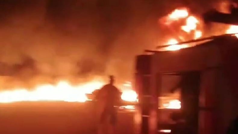 Kebakaran Hebat Diduga Gudang BBM Ilegal di Lampung, 2 Mobil dan 1 Motor Hangus