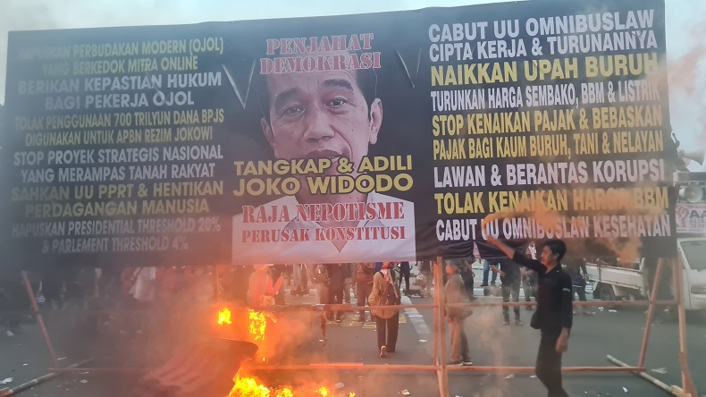 Momen Massa Buruh Bakar Spanduk Bergambar Jokowi, Wujud Kecewa pada Pemerintah