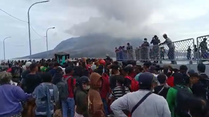 Gunung Ruang Erupsi, Ratusan Pengungsi Berdesakan Naik Kapal TNI AL di Pelabuhan Tagulandang