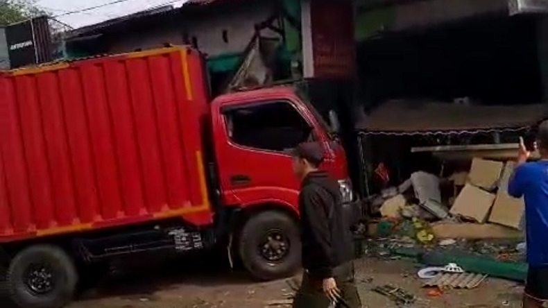 Kecelakaan Terjadi di Cileungsi Bogor, Truk Tabrak Rumah Makan Padang