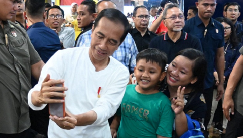 Momen Jokowi Makan Malem Bareng Menteri dan Sapa Warga di Mataram NTB