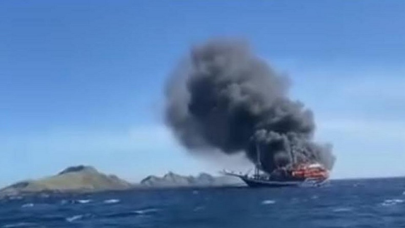 Kapal Wisata Sea Safari 7 Terbakar di Perairan Labuan Bajo, Asap Hitam Membubung Tinggi