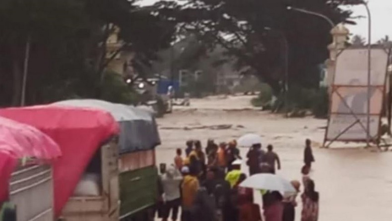 Viral Emak-Emak Muda di Luwu Menangis usai Rumah Hanyut Disapu Banjir Bandang